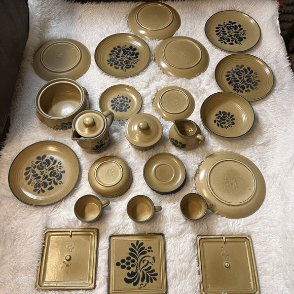 Pfaltzgraff Vintage Stoneware Dinnerware & Accessory Set 31 Piece Grouping Brown